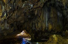 Khám phá động Nhị Thanh